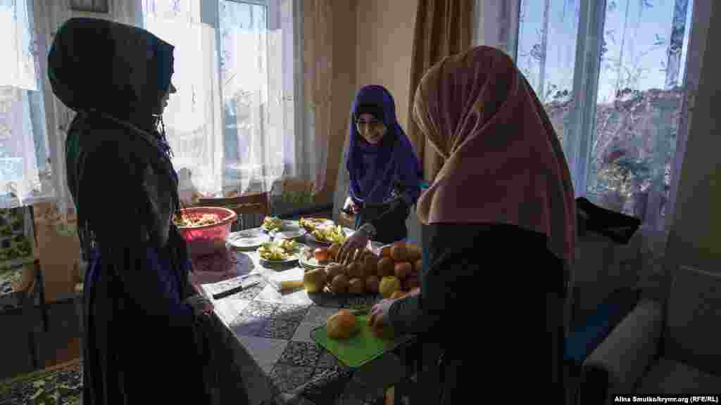 Наиболее известным из них является ялтинец Эмир-Усеин Куку – член Крымской контактной группы по правам человека и сын ветерана крымскотатарского национального движения Кемала Куку.