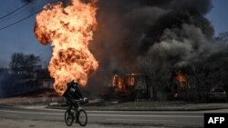 Ілюстраційне фото: пожежа в Харкові внаслідок артилерійського обстрілу, 25 березня 2022 року