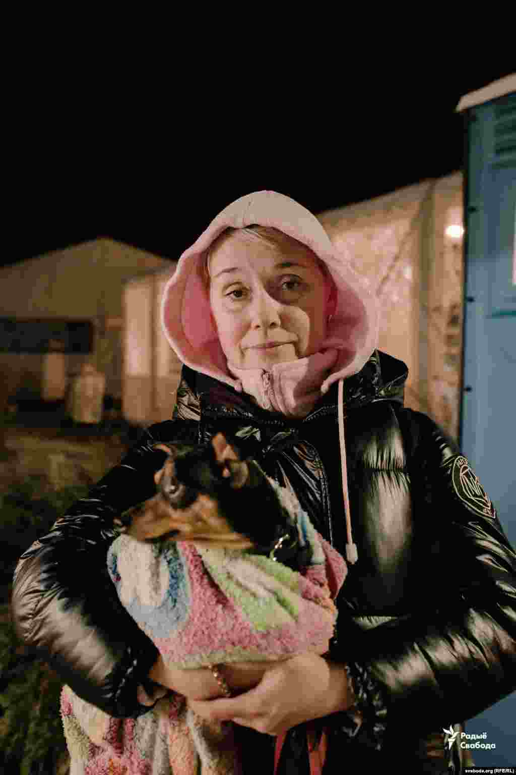 Світлана і собака Рой, Луганська область «Ми їдемо другий день. Собака перебуває в сильному стресі, у нього було кілька нападів дорогою».