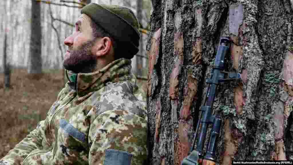 Мінометник ЗСУ на своїй позиції. Київська область. 