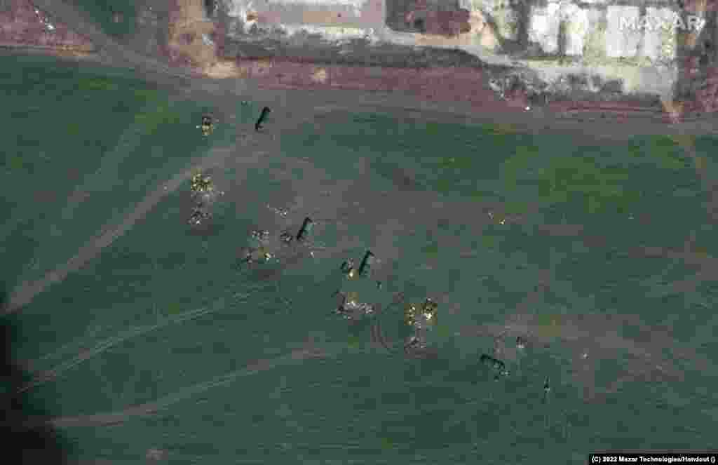 Артиллерийские батареи на огневой позиции вблизи Талаковки, к северо-востоку от Мариуполя, 29 марта 2022 года. Satellite image ©2022 Maxar Technologies. Специалисты Satellite image ©2022 Maxar Technologies сообщают: «Российские войска и бронетехника с танками и артиллерией развернуты в жилых районах вдоль востока и северо-востока города и вокруг них»