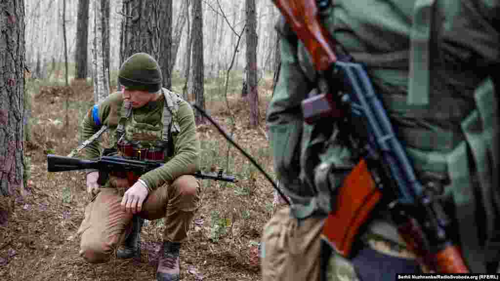 Українські військові  на своїх позиціях