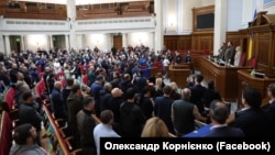 Напередодні парламентарка від «Європейської солідарності» Ірина Геращенко заявила, що нібито формуються групи депутатів, по 10 людей, які поїдуть на фронт інспектувати фортифікації