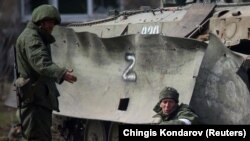 Військовослужбовці проросійських військ під час українсько-російського конфлікту в місті Маріуполь, Україна, 31 березня 2022 року. REUTERS/Чінгіс Кондаров
