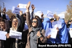 Members of the Hazara minority community who had to flee their home districts in restive Ghazni Province protest the deteriorating security situation in 2018.