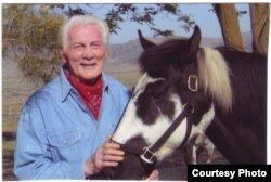 На ранчо в Каліфорнії Паланс дозволяв теляті й курці жити в його будинку, а ще часто підбирав поранених зайців, щоб їх виходити