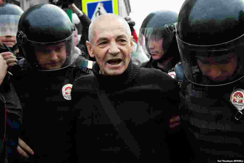 ...он отказался. Да еще и стал рассказывать журналистам, что мэрия незаконно отказала в согласовании очередной акции "Стратегии-31". Был задержан. 