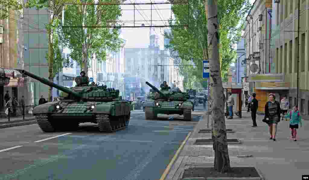 Танки російсько-сепаратистських сил під час репетиції параду до Дня перемоги на центральних вулицях окупованого Донецька, 3 травня 2016 року