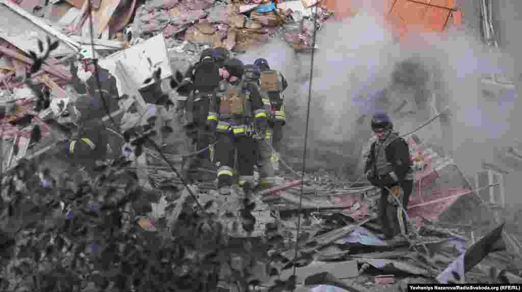 Рятувальники шукають під його завалами людей   