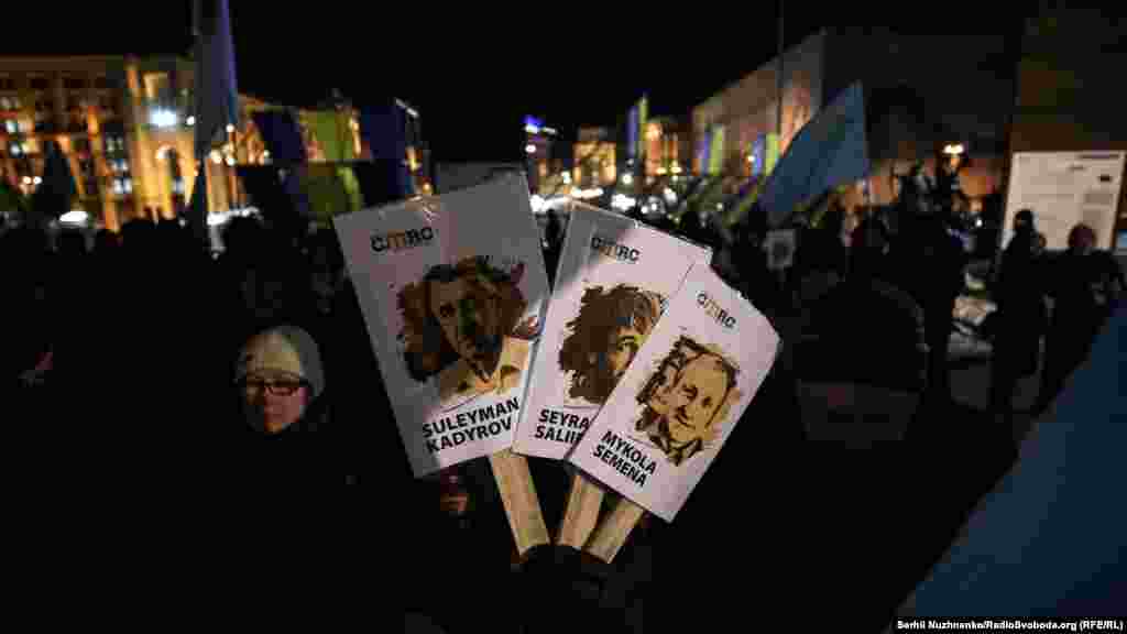 Портреты политзаключенного Сейрана Салиева (арестован по обвинению в причастности к организации «Хизб ут-Тахрир», запрещенной на территории России), крымского журналиста Николая Семены и крымскотатарского активиста Сулеймана Кадырова