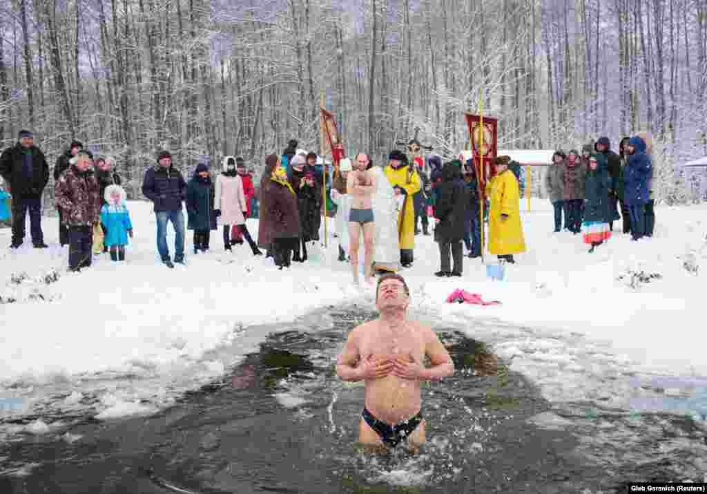 Мешканці Іванковичів пірнають у крижану воду під час Водохреща. Реформи в українській системі охорони здоров&rsquo;я заплановані на 2020 рік.