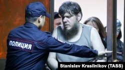 Оглашение приговора по делу о мошенничестве лидера религиозной секты А. Попова "бога Кузи" в Москве