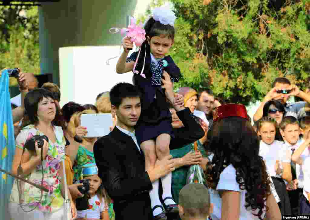 Первый звонок в Бахчисарайской общеобразовательной школе с крымскотатарским и русским языками обучения