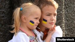 Споживач будь-яких послуг, зокрема, навчальних, має право на те, щоб його обслуговували українською мовою