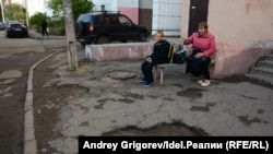 Типичный двор, состояние которого много лет игнорировали депутат-единорос Марат Нуриев и районный глава-единорос Тимур Алибаев. Есть ли шанс, что они посетят его в связи с грядущими выборами?