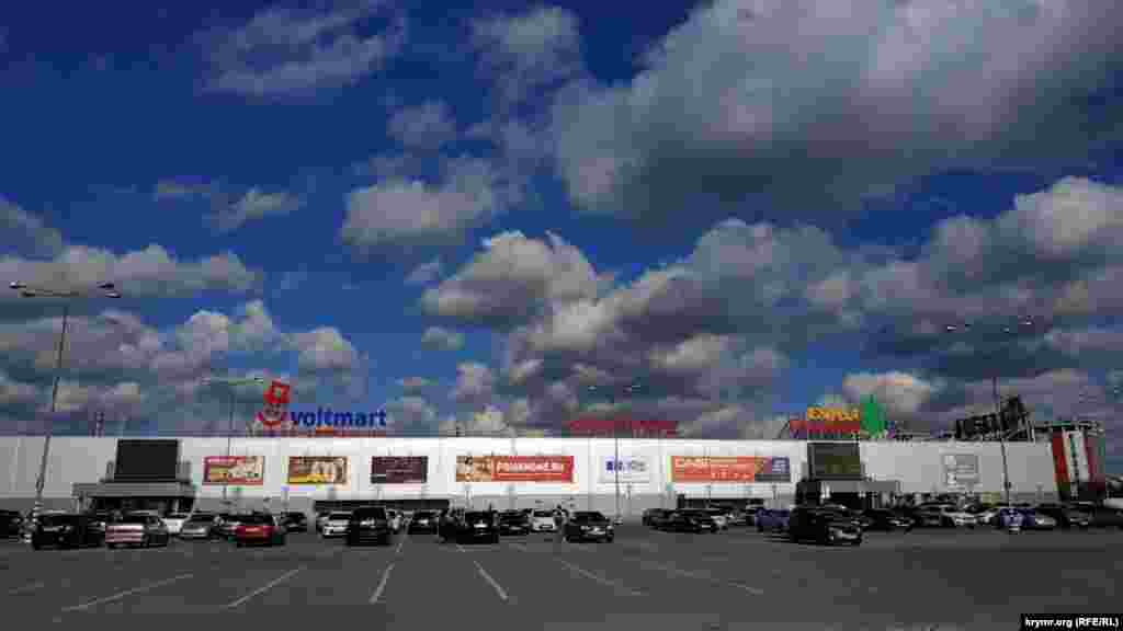 На парковке перед гипермаркетом «Ашан» очень много свободных мест. Первый признак отсутствия привычного наплыва посетителей