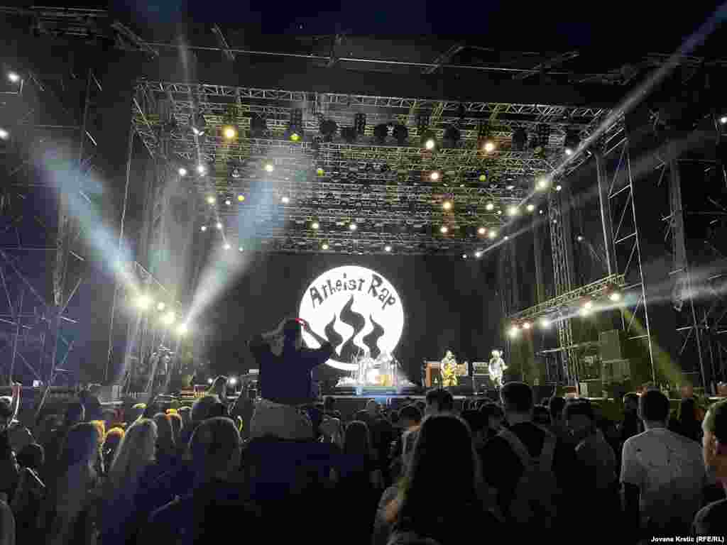 Prvog dana publika je slušala i novosadski bend Atheist Rap."Set pesama će biti primeren vremenu u kom živimo, revolucionarno-blokadni uz nekoliko ultimativnih hitova", poručili su u najavi svog nastupa.Bend beleži više pojavljivanja na festivalu, a svirao je i na nultom Exitu.