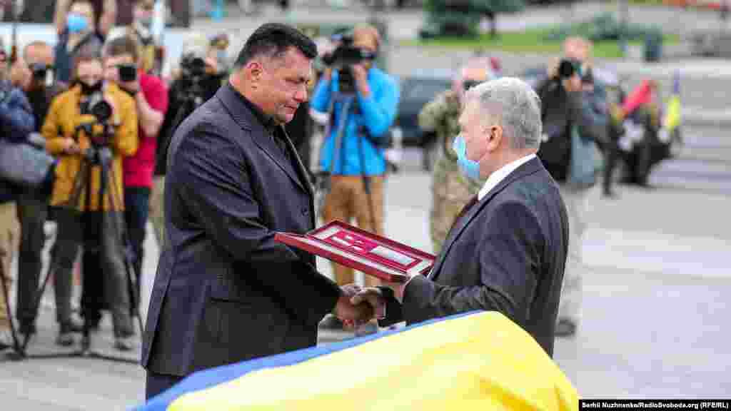 Міністр оборони Андрій Таран вручив батькові загиблого воїна зірку Героя України. 13 липня молодшому лейтенанту Матвіїву Тарасу Тарасовичу указом президента України №271 присвоєно звання Герой України з врученням ордена &laquo;Золота Зірка&raquo; (посмертно).