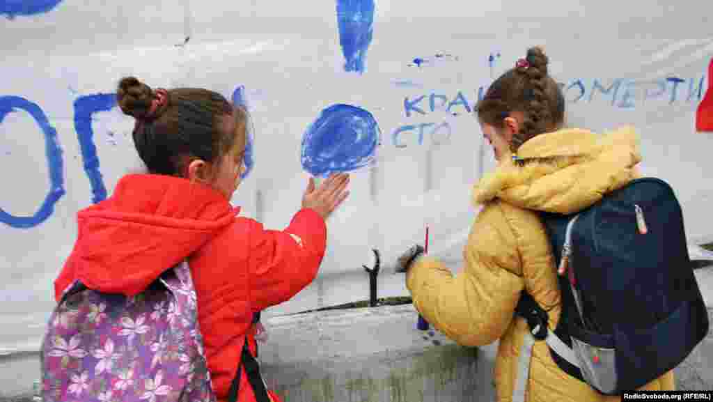 Оксана і Наталя Паляниці цитують на полтні Бориса Олійник: «Краще померти стоячи, ніж на колінах жити