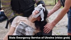 Рятувальники допомагають постраждалій внаслідок обстрілу РФ, 7 червня 2025 року