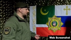Апти Алаудинов со знаменем спецназа "Ахмат" 