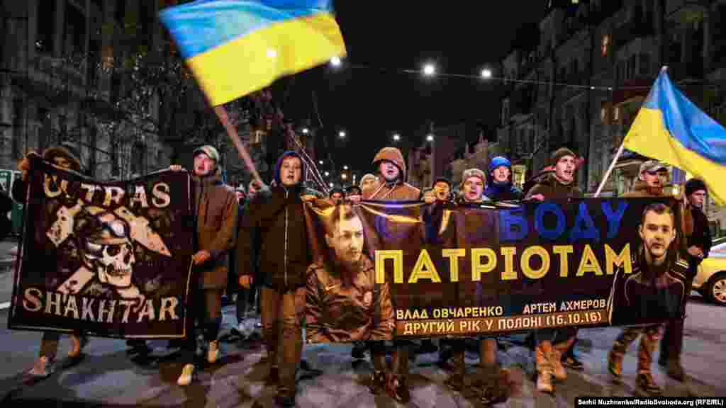 Учасники маршу на підтримку фанатів ФК «Зоря» Владислава Овчаренка та Артема Ахмерова, захоплених рік тому бойовиками в Луганську, йдуть вулицями столиці, Київ, 5 листопада 2017 року