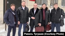 Равиль Тугушев (второй справа) и группа адвокатов по делу "экстремистских" толкований Корана. Архивное фото. 31 января 2019 года после заседания суда в Самаре
