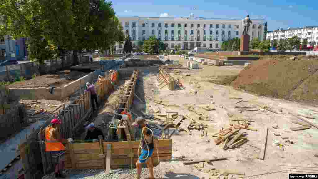 Реконструкция площади Ленина в Симферополе. Накануне российский глава Крыма Сергей Аксенов констатировал, что реконструкцию площади Ленина в Симферополе не успеют завершить к ранее обозначенному сроку – 1 сентября. Работы стоимостью более ста миллионов рублей начались там четыре месяца назад и должны были завершиться к концу августа.  Когда симферопольцам вернут благоустроенную главную площадь города, читайте в нашем материале