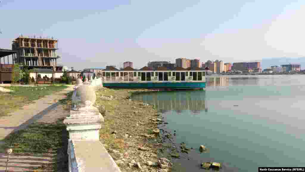 Летний ресторан на воде, которая уже отошла на несколько метров