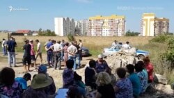 На «поляну протеста» в Симферополе приехали силовики (видео) На «поляну протеста» в Симферополе приехали силовики (видео)