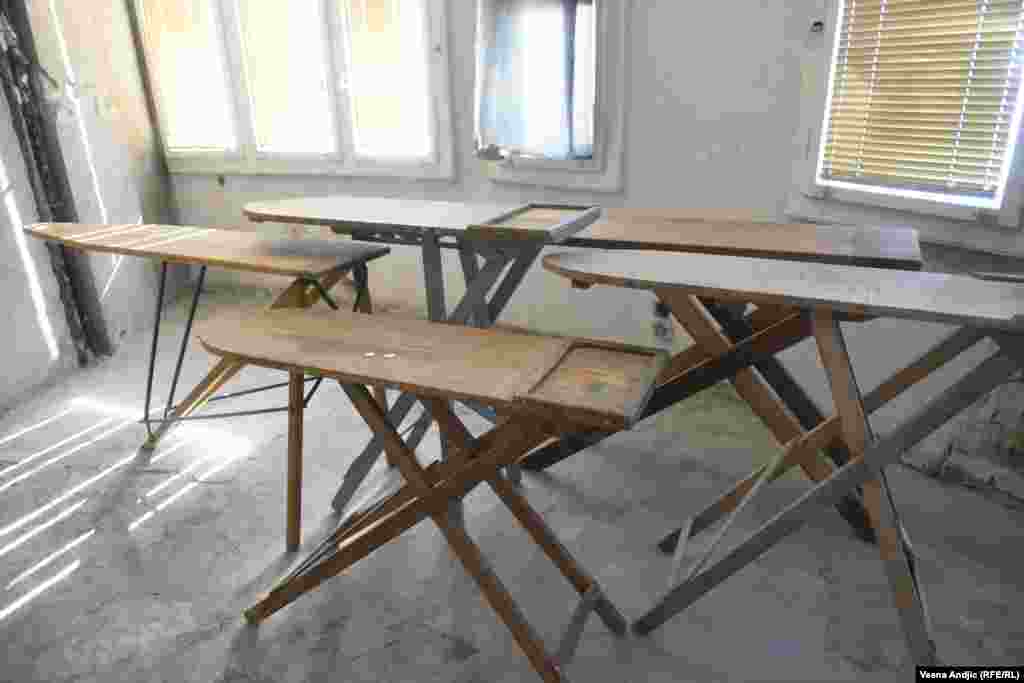 Svestrani umetnik Predrag Caranović izložio je postavku “Čopor vukova 2021”, koju čine nekoliko starih drvenih daski za peglanje. Rođen 1955. u Kladovu, Caranović živi i radi u Beogradu, gde je 1980. diplomirao na odseku Istorije umetnosti na Filozofskom fakultetu. Imao je više izložbi u Beogradu, a učestvovao je i na niz kolektivnih izložbi u zemlji i svetu.