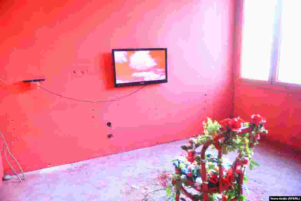 “Kopfkino” je naziv postavke koju potpisuje multimedijalna umetnica Dea Džanković. Ova nemačka reč u doslovnom prevodu znači “bioskop u glavi”, a odnosi se na nade i strepnje koje se poput mentalnih slika projektuju u čovekovom umu.