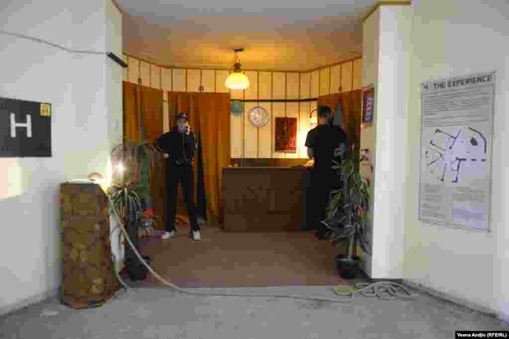 I hotelska recepcija je u ovom kontekstu postala deo izložbe. 