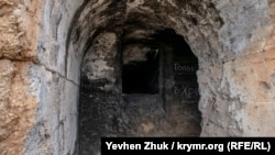 Окно для подачи снарядов в сквознике