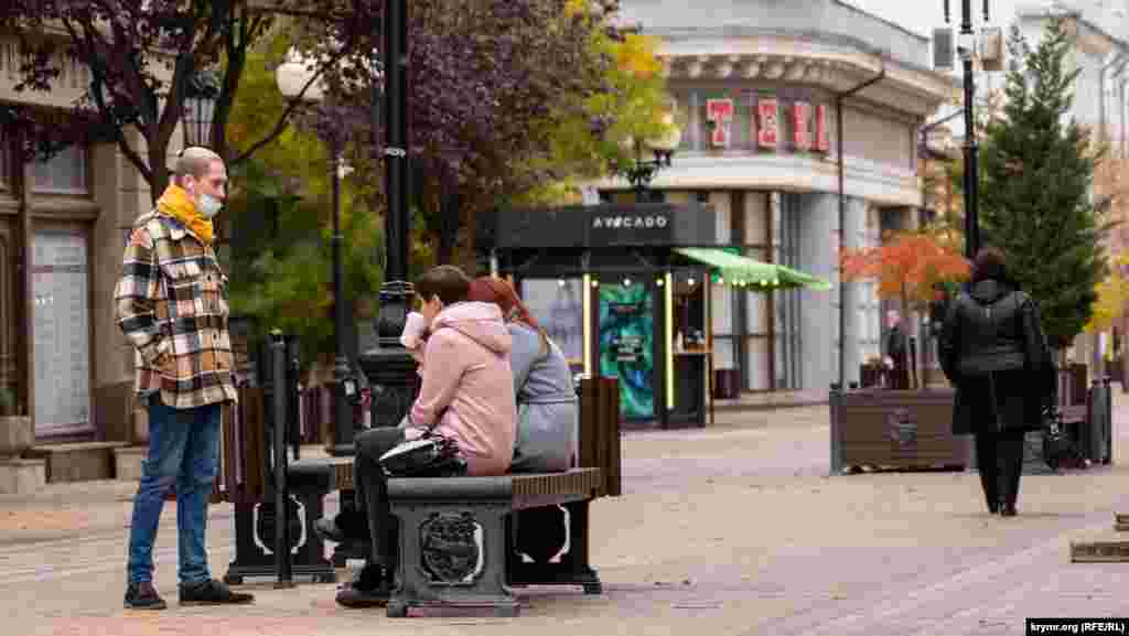 На улице Пушкина, перед «черной» аптекой