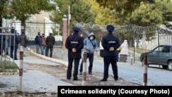 Затримання кримських татар біля будівлі суду у Сімферополі