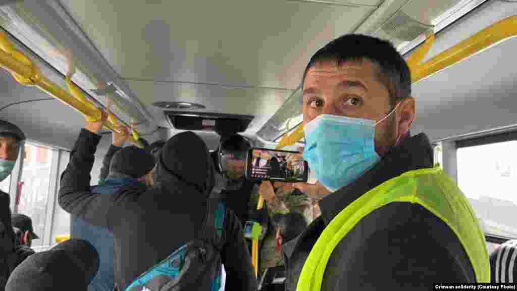 Гражданский журналист ведет трансляцию массовых задержаний крымских татар. Тогда, 25 октября, у здания Крымского гарнизонного военного суда в Симферополе собрались крымские татары, чтобы поддержать фигурантов красногвардейского «дела Хизб ут-Тахрир». Российские полицейские потребовали собравшихся разойтись, после чего сотрудники ОМОНа начали заводить собравшихся под судом в автобус. На фото один из журналистов ведет трансляцию из этого автобуса. 21 человек были задержаны и отправлены в отделение полиции