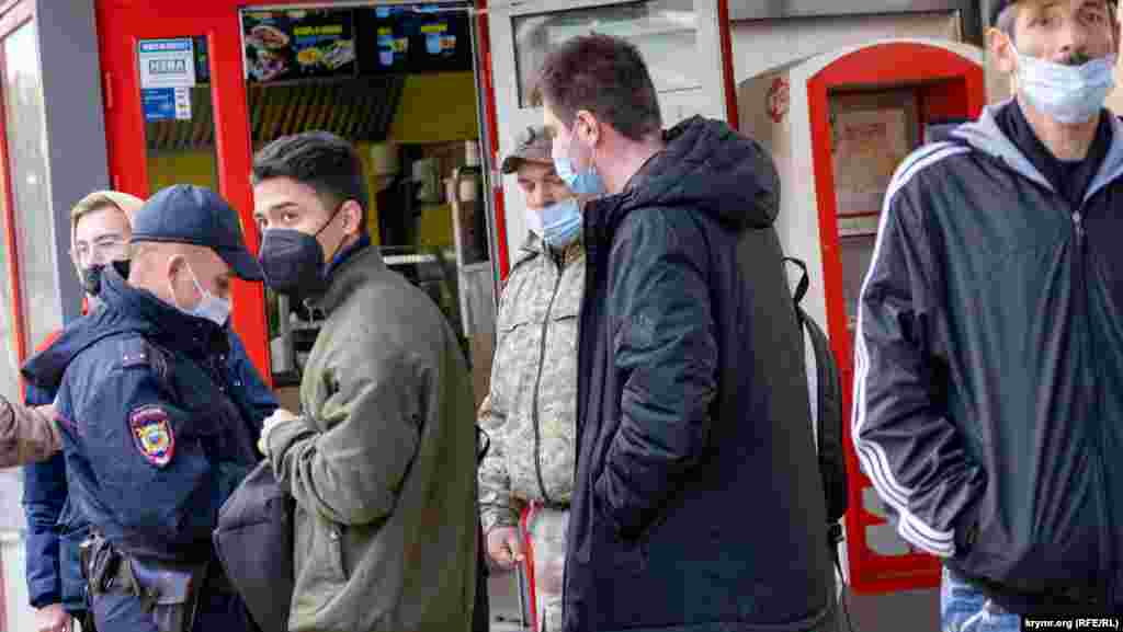 Полицейский вместе с «дружинниками» остановил группу молодых людей на автовокзале для проверки документов