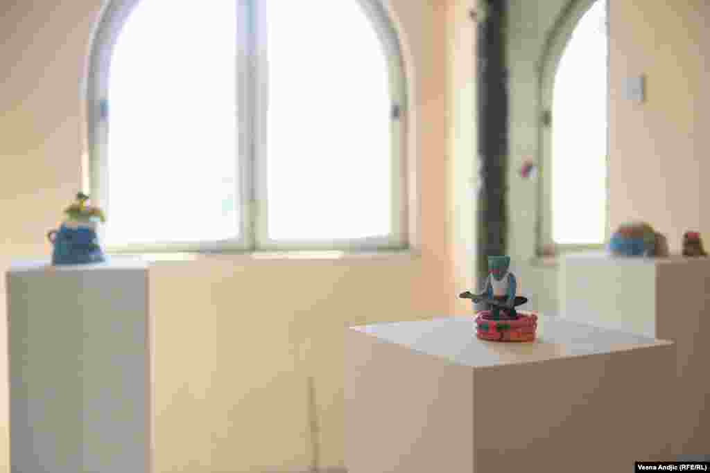 Umetnica Jovana Jovanović izložila je neke od figurica iz svog opusa. Studentkinja je završne godine slikarstva na Fakultetu likovnih umetnosti u Beogradu. Pored slikarstva bavi se sitoštampom i keramikom.