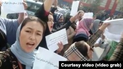Афганські жінки вийшли на демонстрацію в Кабулі, вимагаючи реалізації права на працю, жовтень 2021 року