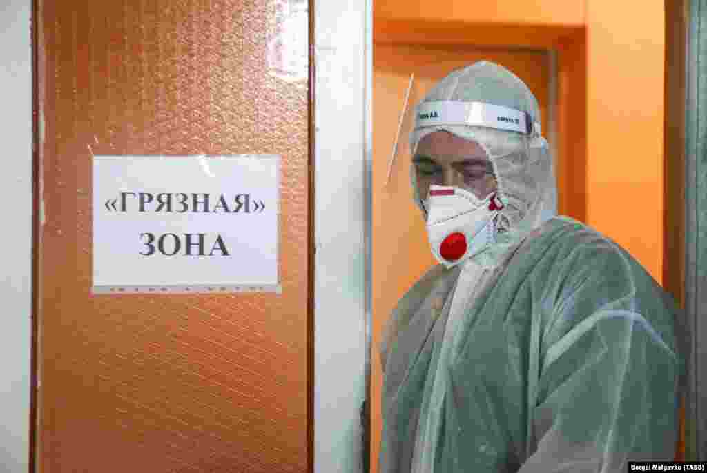 Медицинский сотрудник на обходе в «грязной зоне» санатория «Прибой», переоборудованного в госпиталь для лечения пациентов с коронавирусной инфекцией