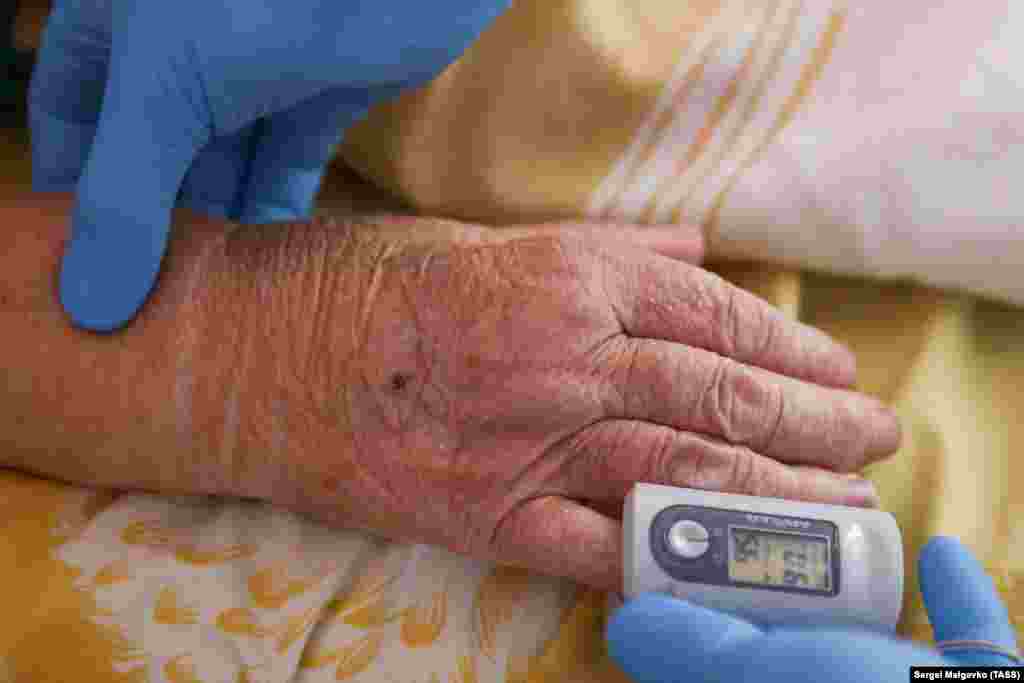 Пульсоксиметр на руке пациента в палате «красной зоны» санатория «Прибой»