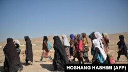 Духтарони навраси афғон ҳангоми бозгашт аз мактаб ба хона.