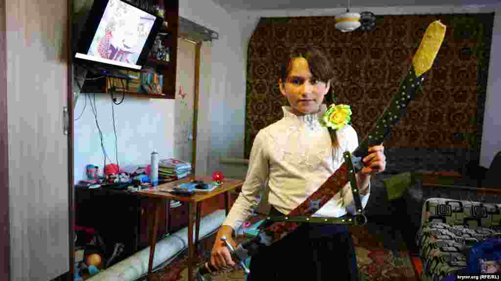 Праправнучка кобзаря Таня с семейной реликвией – саблей, которую когда-то подарили ее прапрадеду поклонники его таланта.