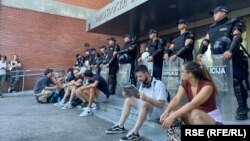 Studenti od ulaza na fakultet razdvaja kordon policije, Novi Sad, 27. avgust 2025.