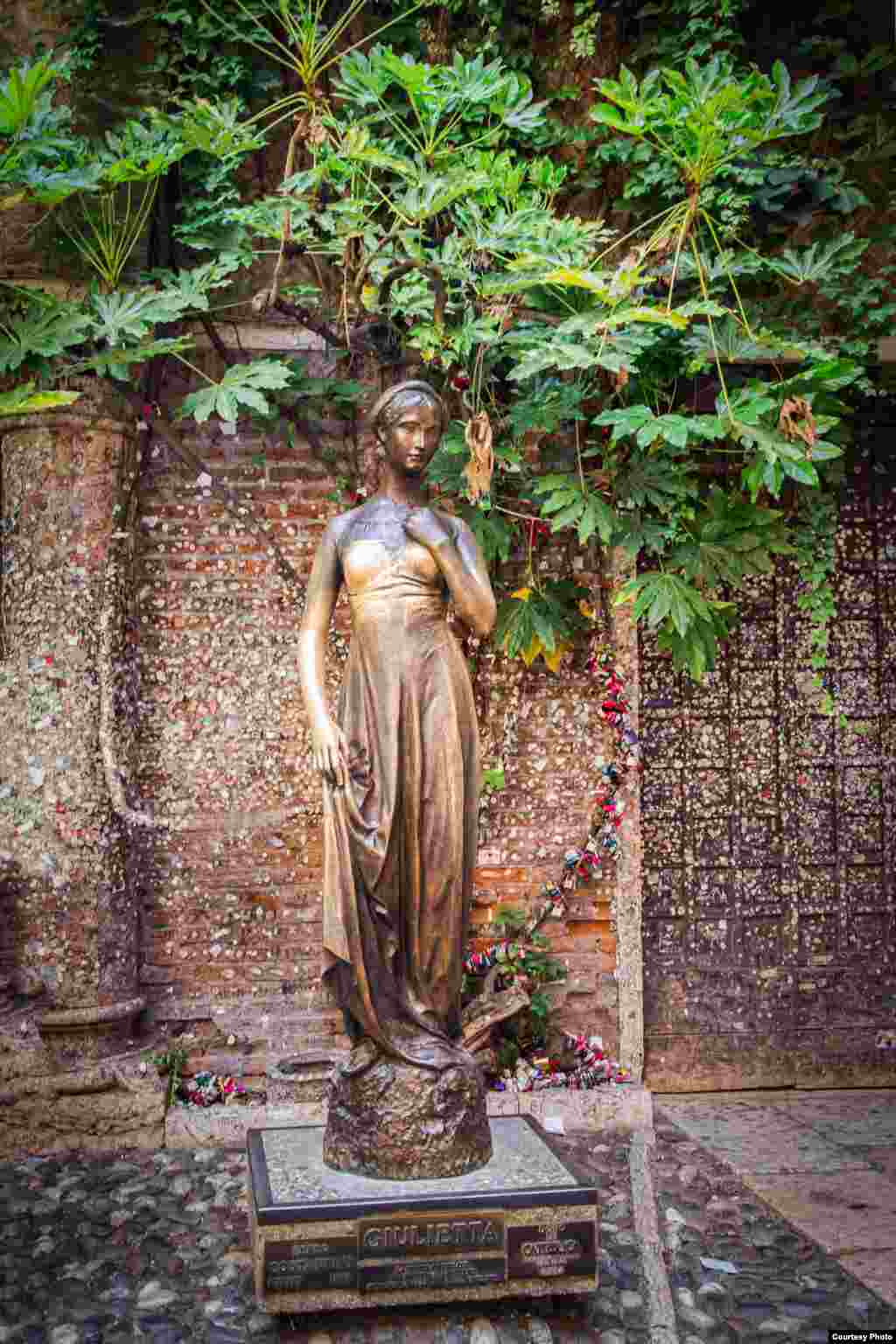 Статуя Джульетты во дворе дома Джульетты, в котором Джульетта никогда не жила, потому что никакой Джульетты не было 