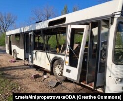 Атакований російським дроном автобус. Загинуло 9 людей, а понад 40 отримлаи поранення. Марганець. 23 квітня 2025 року