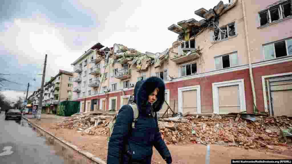 Зруйнований від російського авіаудару готель «Україна» у Чернігові, фото від 6 квітня 2022 року