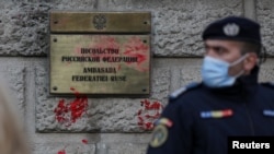 Загалом Росія мала скоротити 51 особу, але оскільки не всі посади зайняті, то Румунію залишать 11 дипломатів і 29 співробітників з числа техніко-адміністративного персоналу