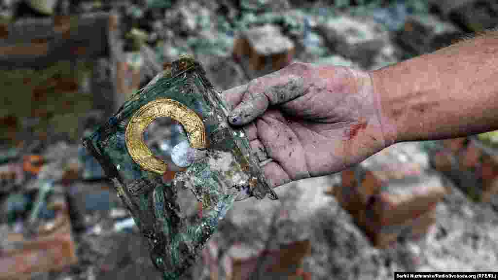 Спалена під час обстрілу церкви російськими військами православна ікона. Чернігів, 6 квітня 2022 року